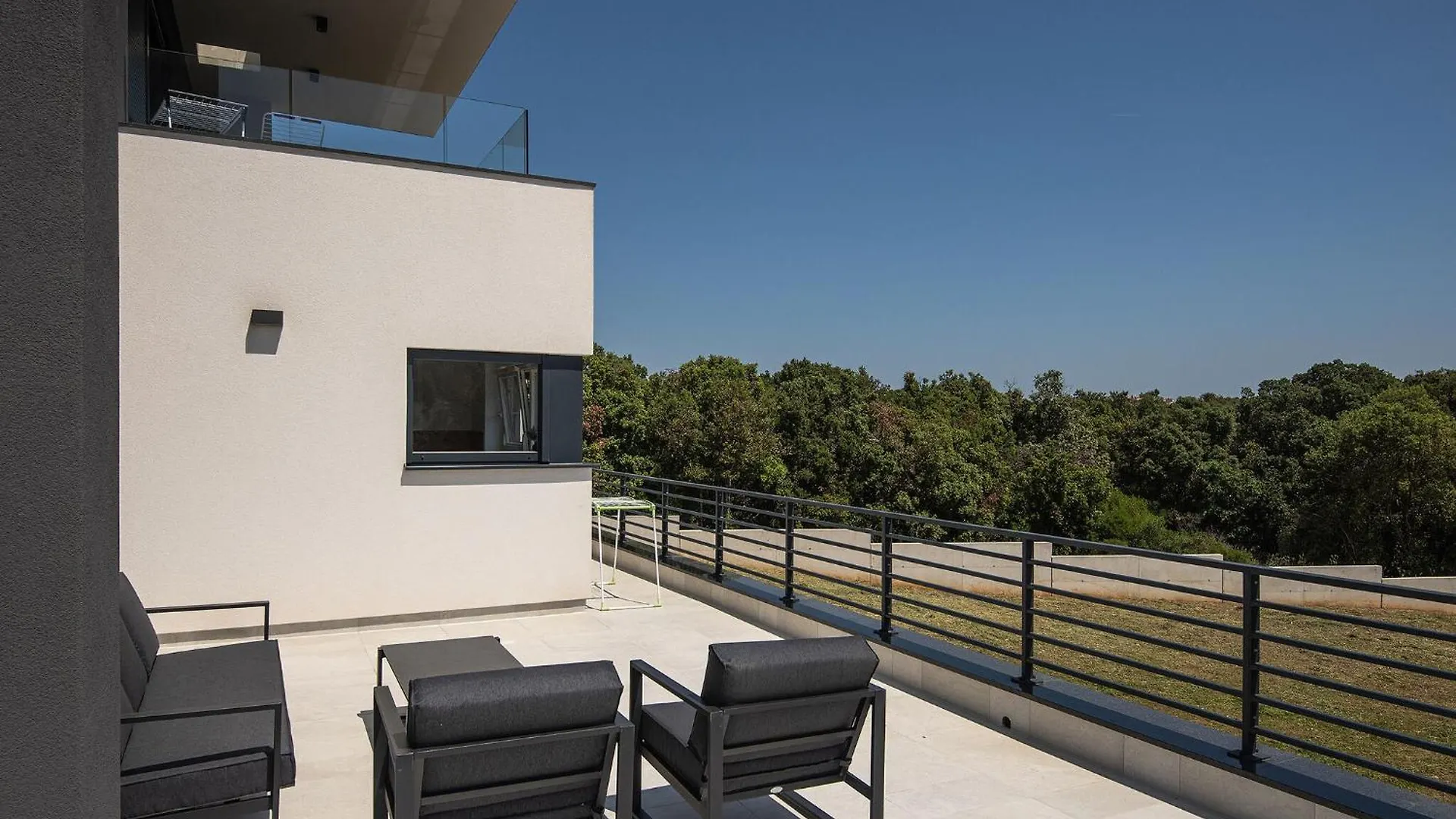 Modern Apartment With Large Covered Terrace Pula Croatia