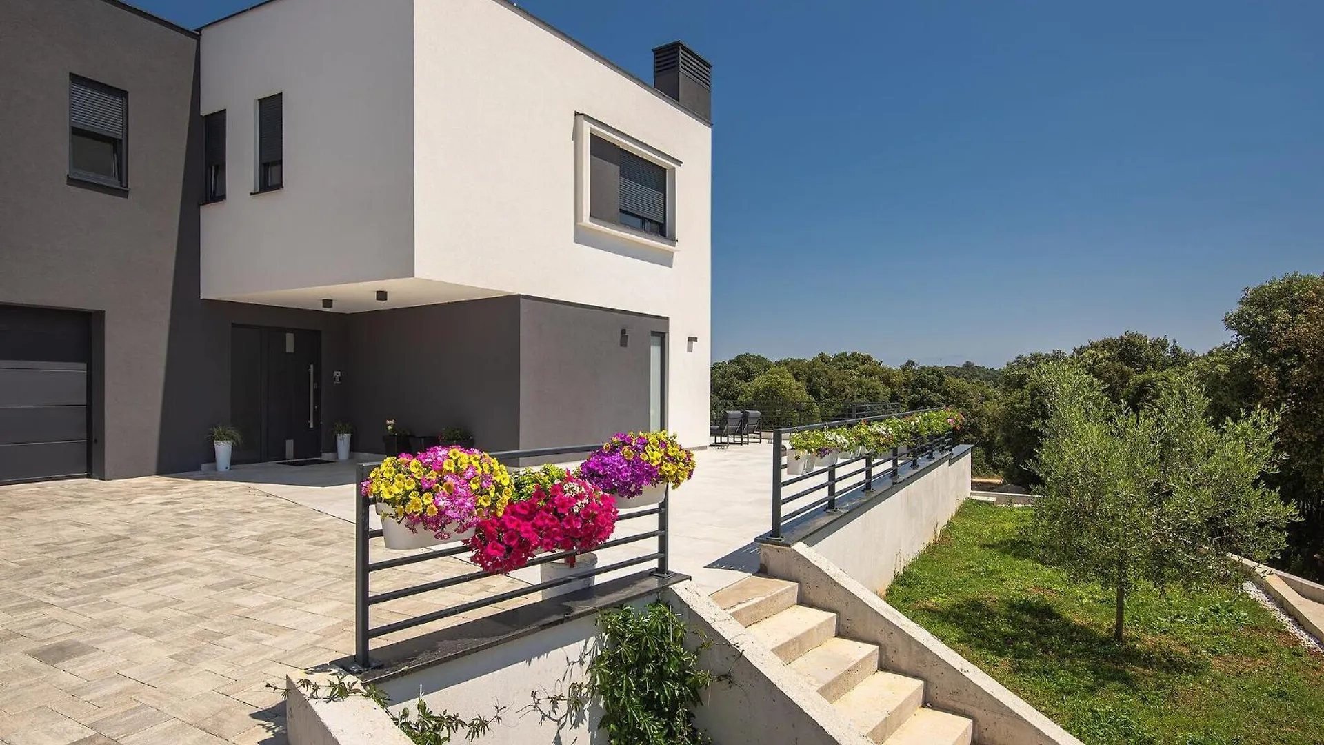 Modern Apartment With Large Covered Terrace Pula