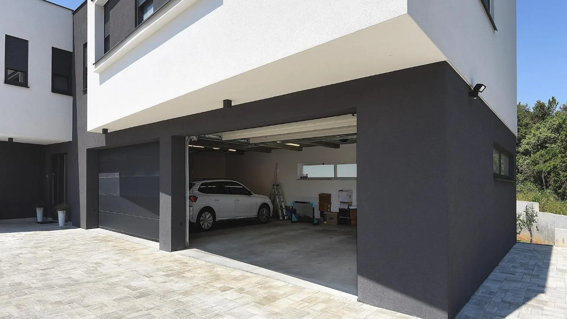 Modern Apartment With Large Covered Terrace Pula Croatia