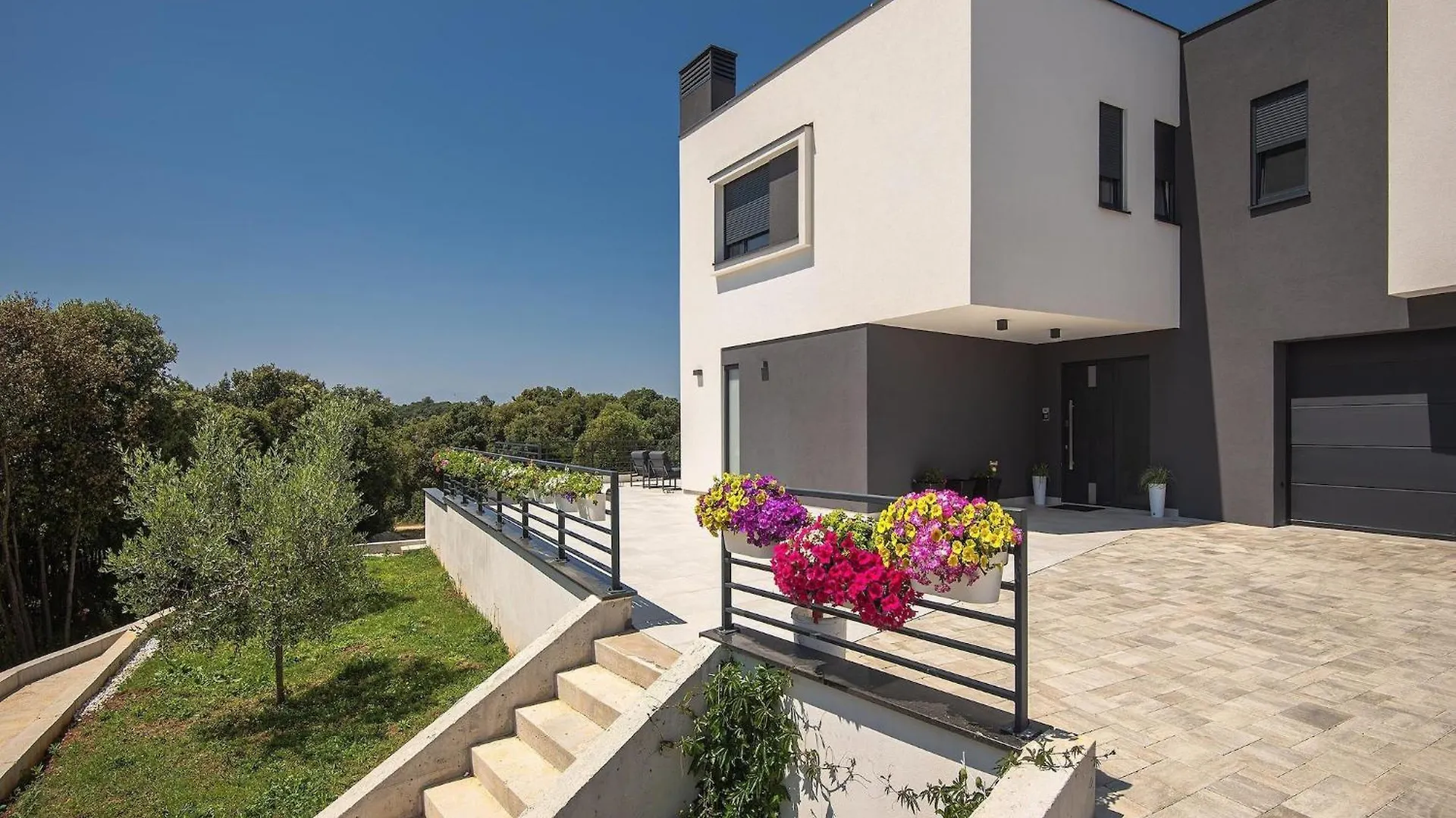 Modern Apartment With Large Covered Terrace Pula Croatia