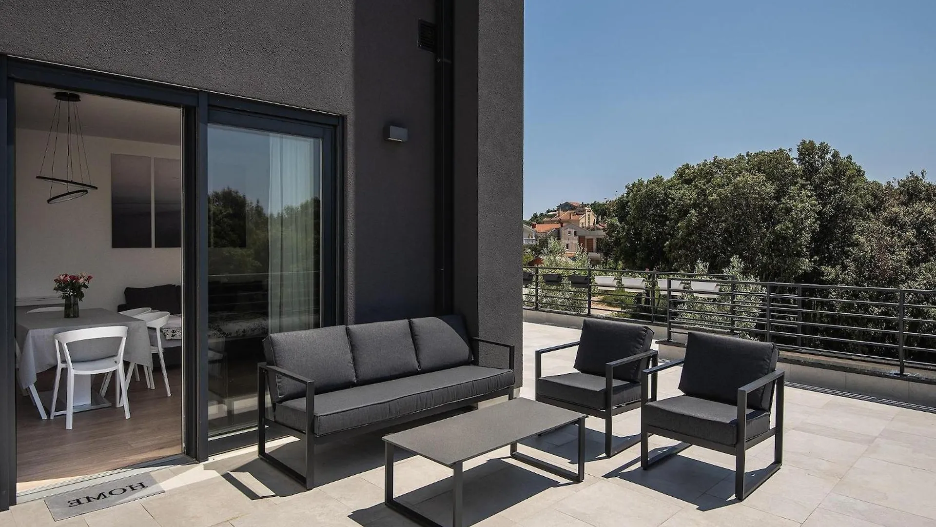 Modern Apartment With Large Covered Terrace Pula