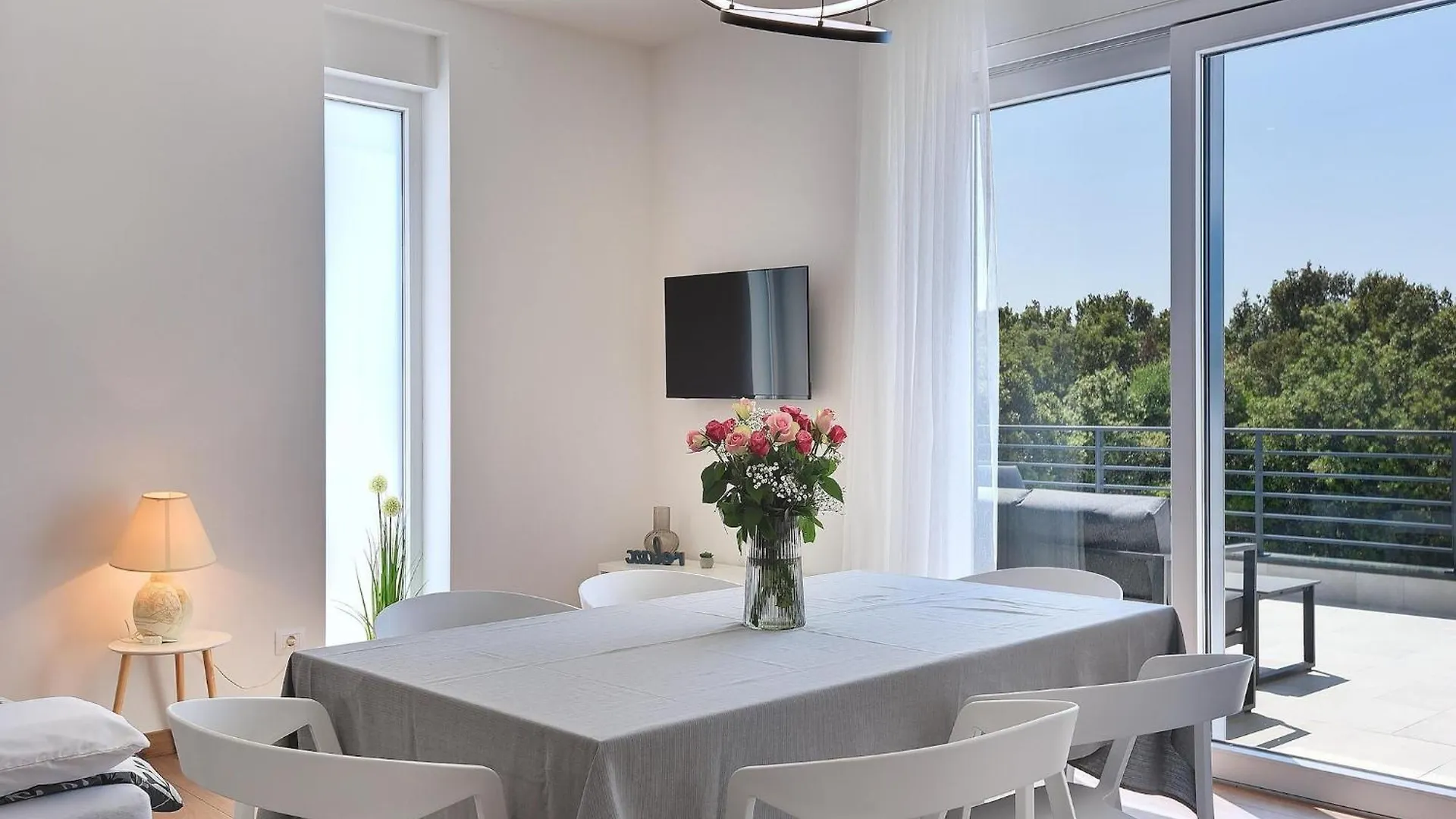 Modern Apartment With Large Covered Terrace Pula 0*,