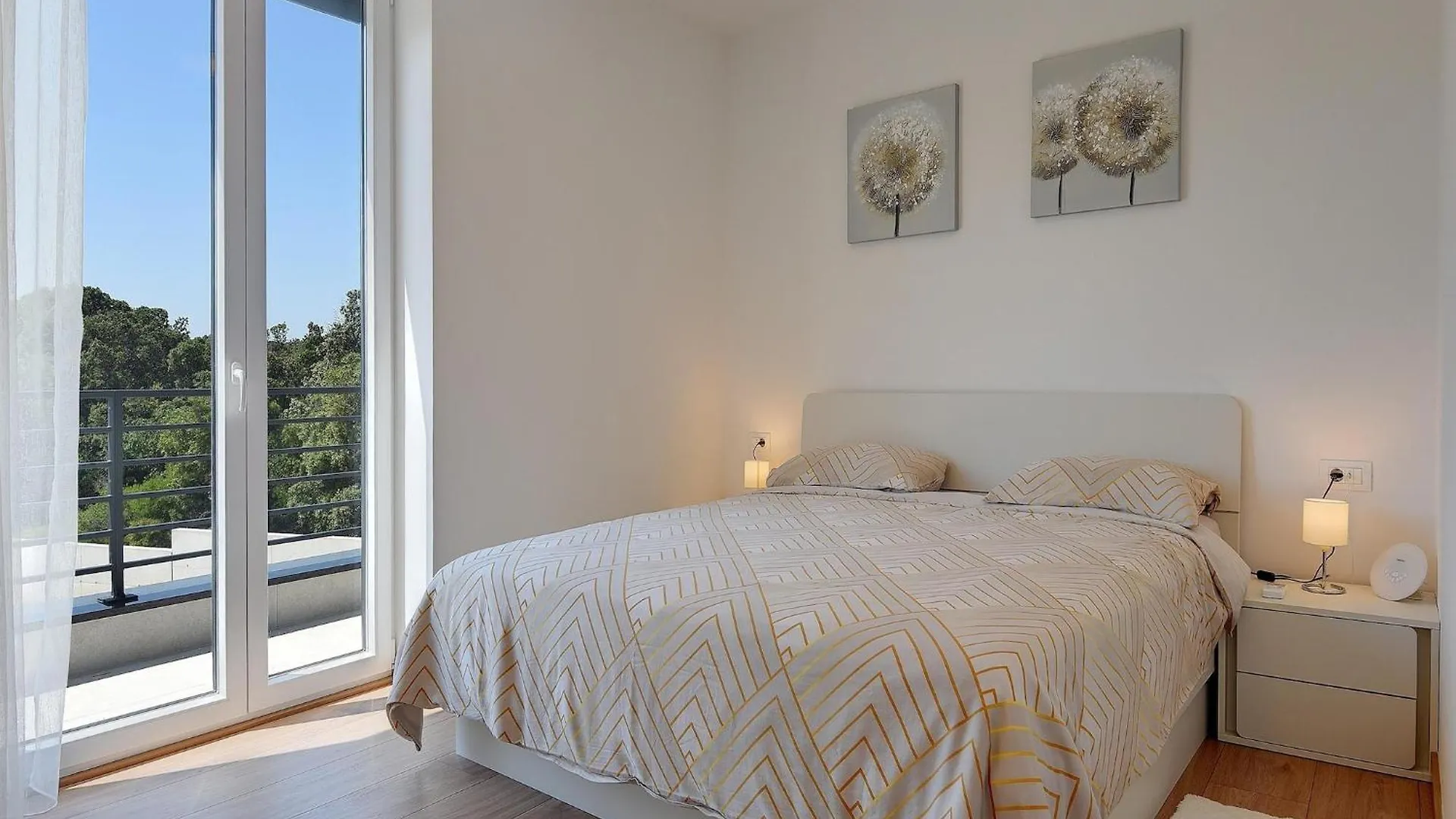 Modern Apartment With Large Covered Terrace Pula
